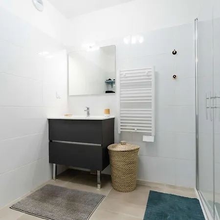 T3 Climatise Avec Wifi, Balcon Et Parking A 300m De La - - Fr-1-409-255 Apartment