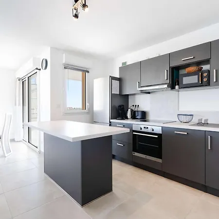 T3 Climatisé Avec Wifi, Balcon Et Parking à 300m De La - - Fr-1-409-255 * Narbona