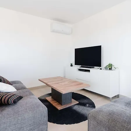 T3 Climatisé Avec Wifi, Balcon Et Parking à 300m De La - - Fr-1-409-255 *