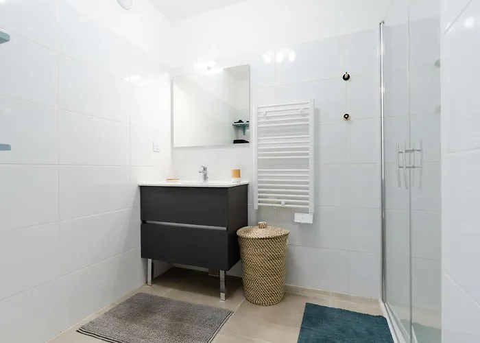 T3 Climatise Avec Wifi, Balcon Et Parking A 300m De La - - Fr-1-409-255 Daire