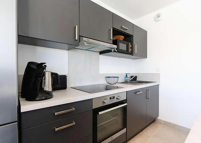 Daire T3 Climatise Avec Wifi, Balcon Et Parking A 300m De La - - Fr-1-409-255 Narbonne