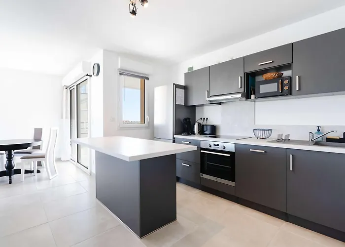 T3 Climatise Avec Wifi, Balcon Et Parking A 300m De La - - Fr-1-409-255 * Narbonne