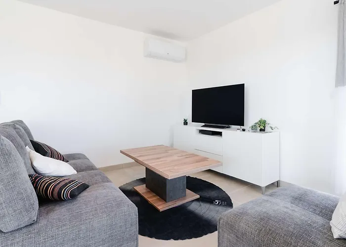 T3 Climatise Avec Wifi, Balcon Et Parking A 300m De La - - Fr-1-409-255 *